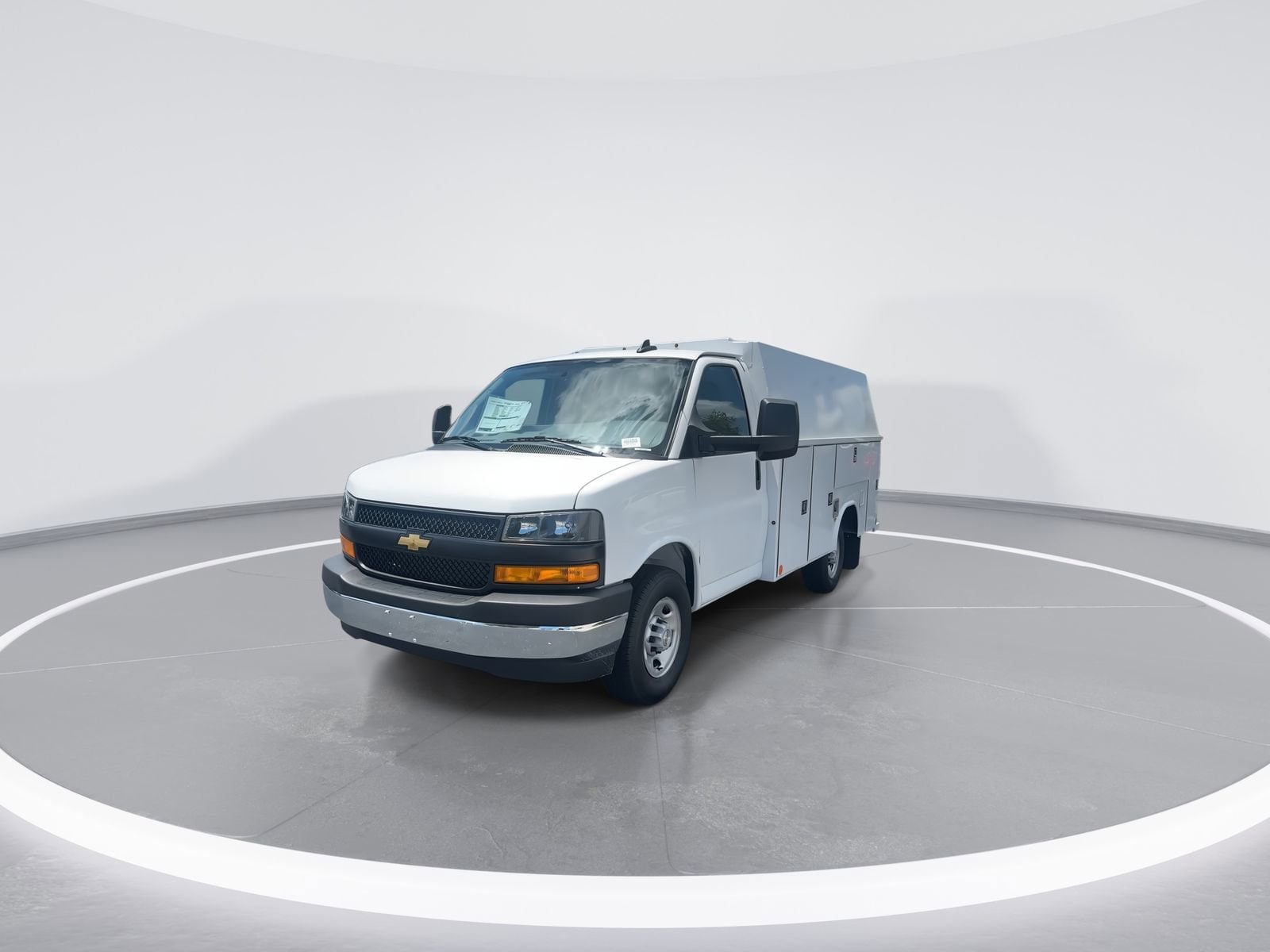 2025 Chevrolet Express Cutaway Base photo 5