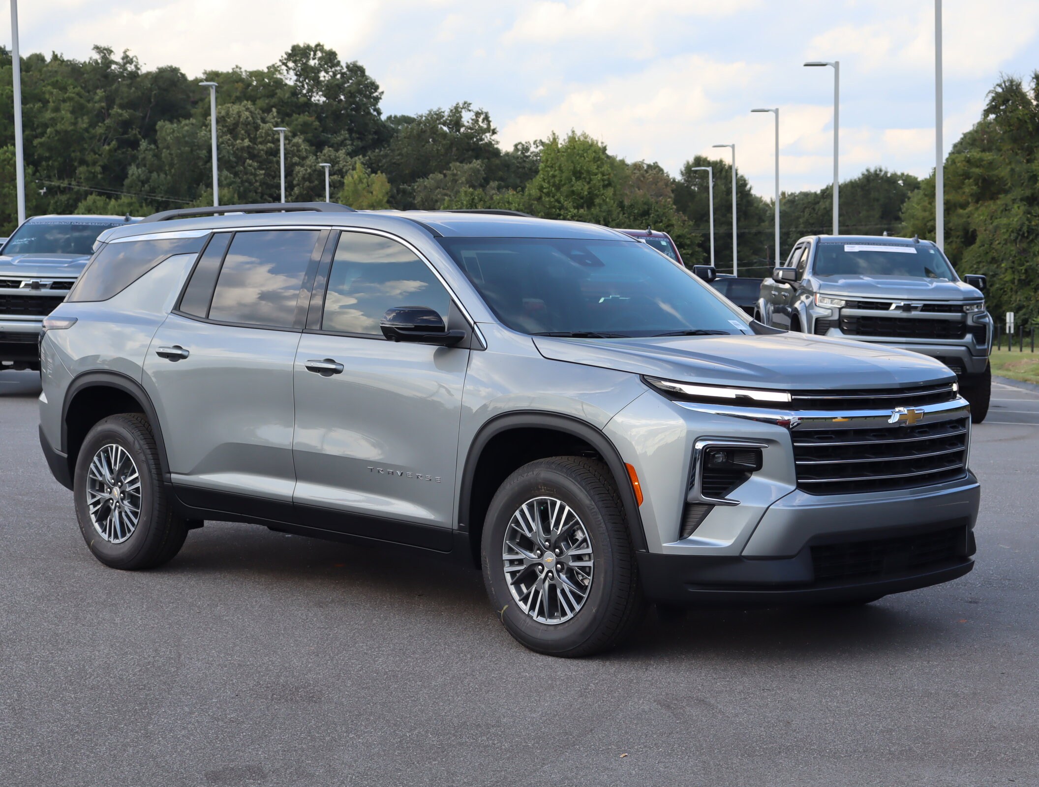 2026 Chevrolet Traverse photo 2