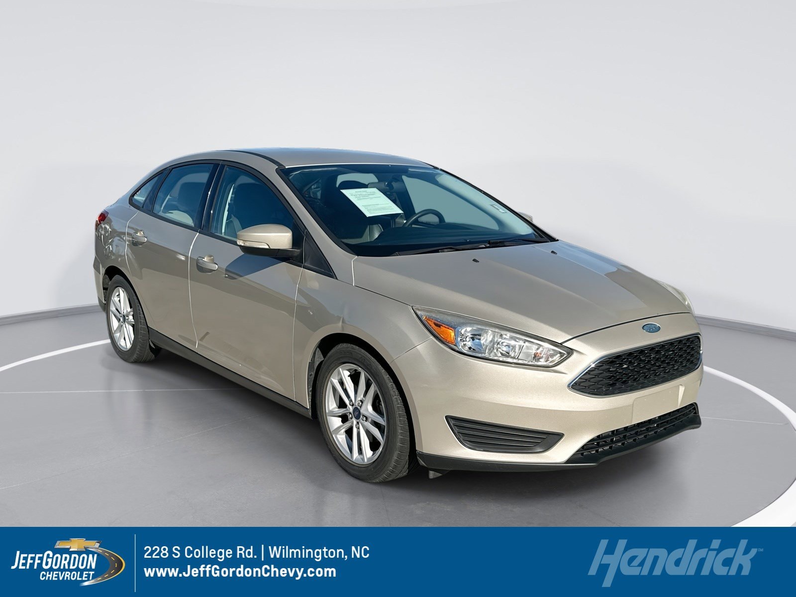2017 Ford Focus SE's photo