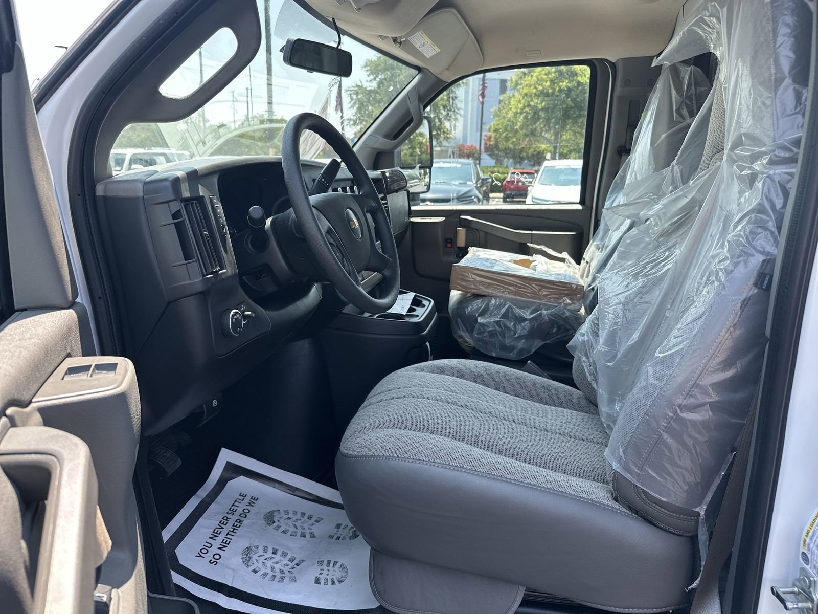 2025 Chevrolet Express Cutaway Base photo 12