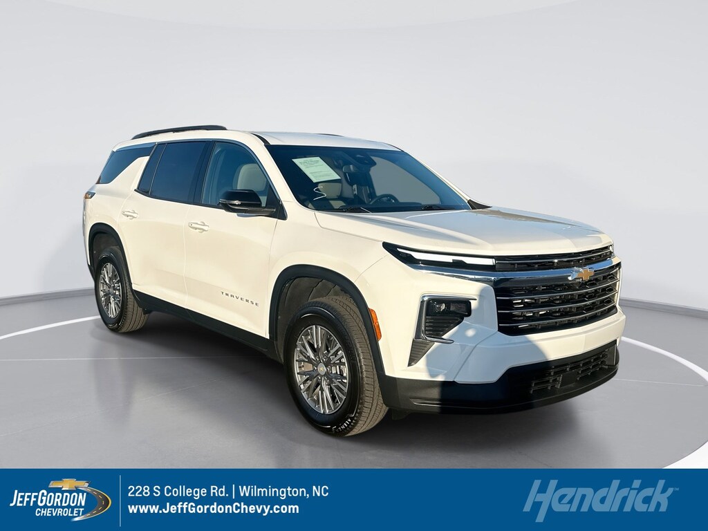 Used 2025 Chevrolet Traverse LT SUV