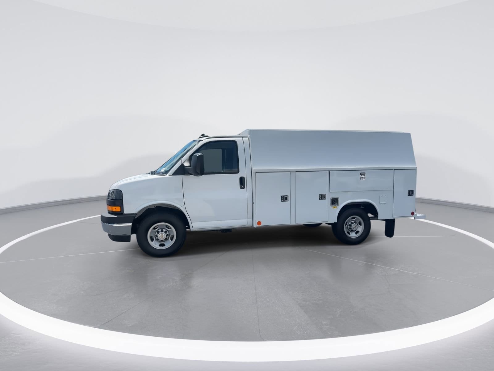 2025 Chevrolet Express Cutaway Base photo 6