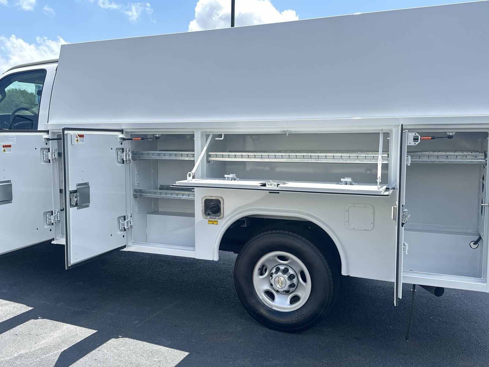 2025 Chevrolet Express Cutaway Base photo 13