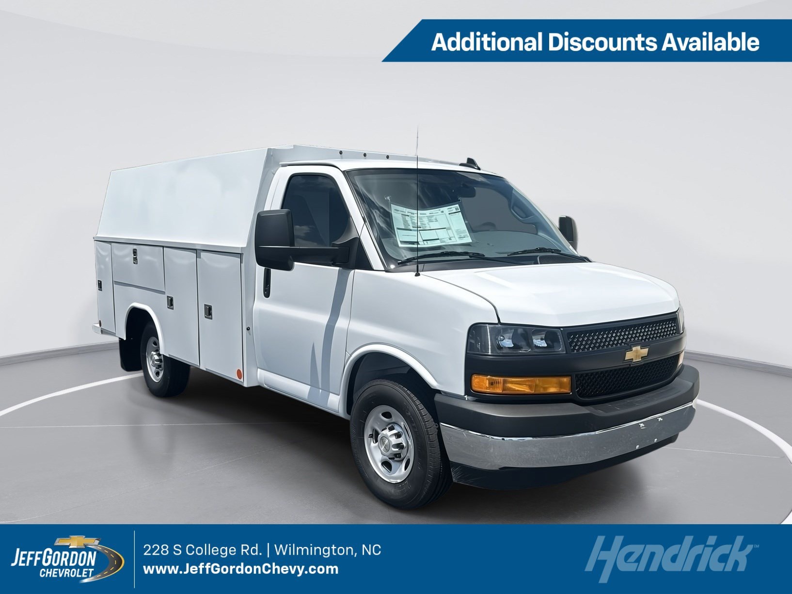 2025 Chevrolet Express Cutaway Base photo 1