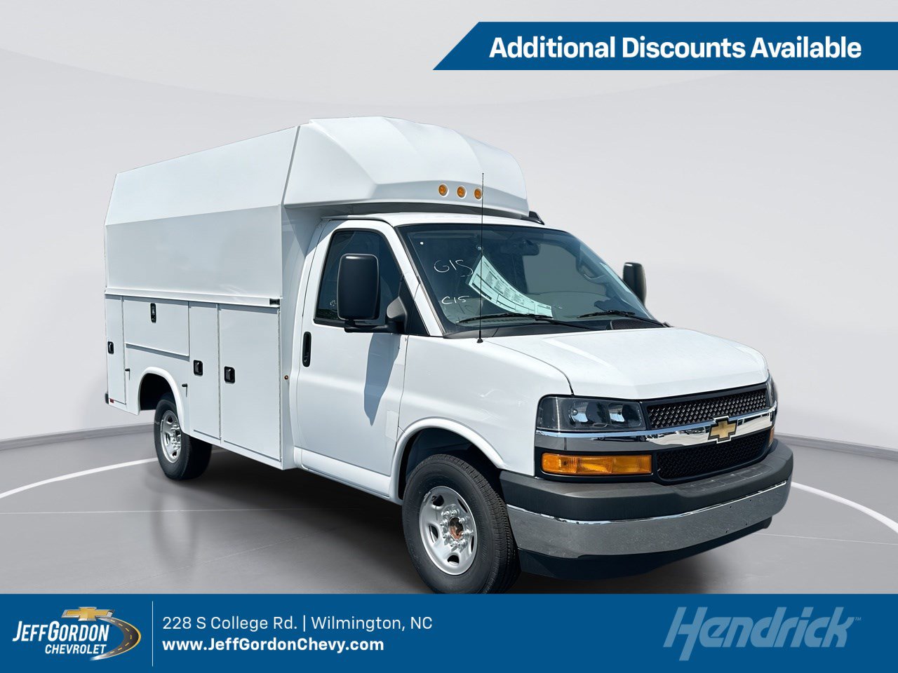 2025 Chevrolet Express Cutaway Base photo 1