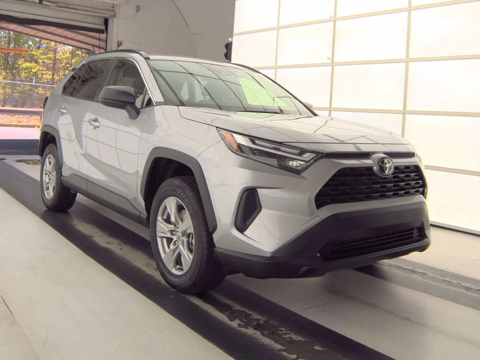 2025 Toyota RAV4 Hybrid LE photo 4