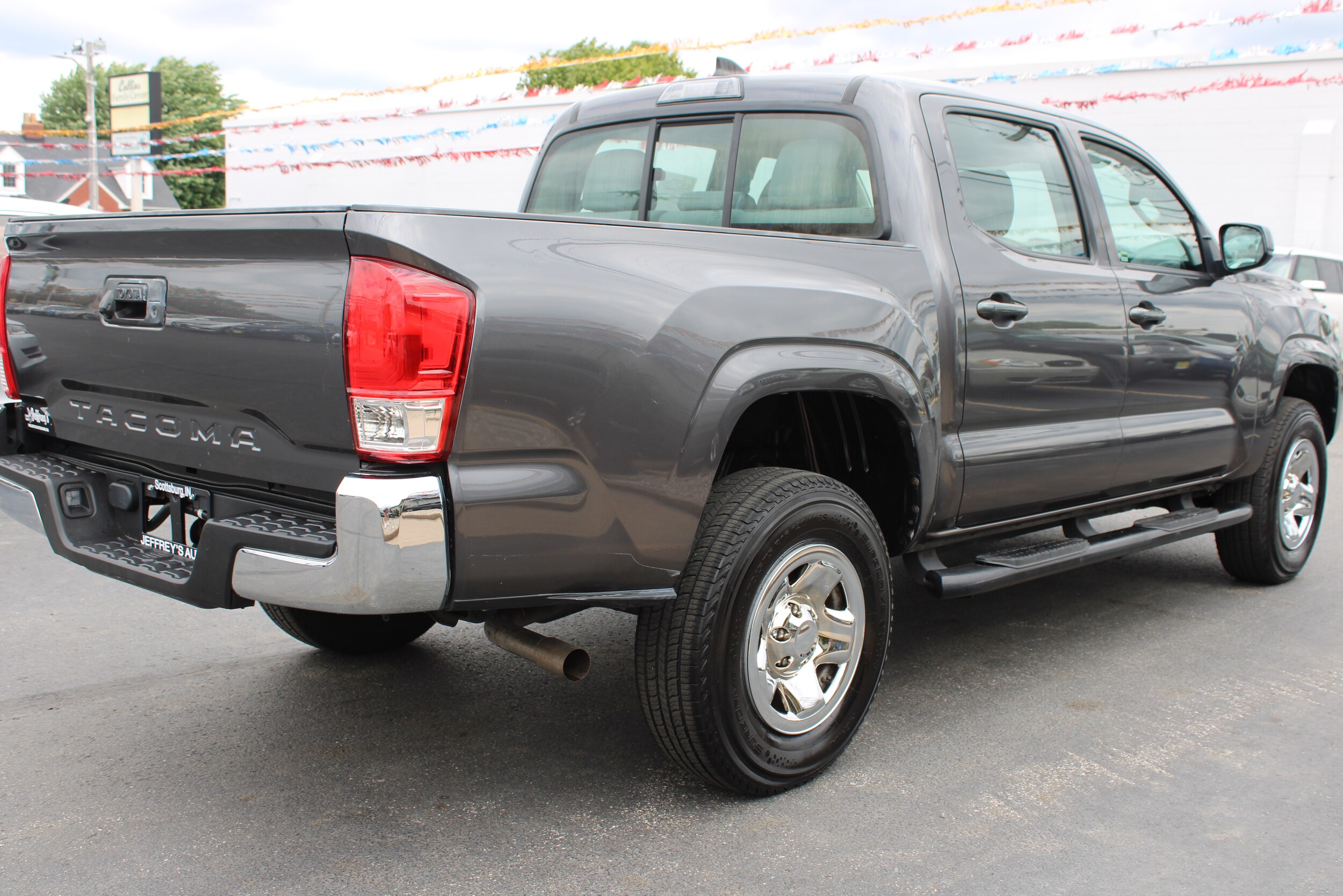 2017 Toyota Tacoma SR photo 3