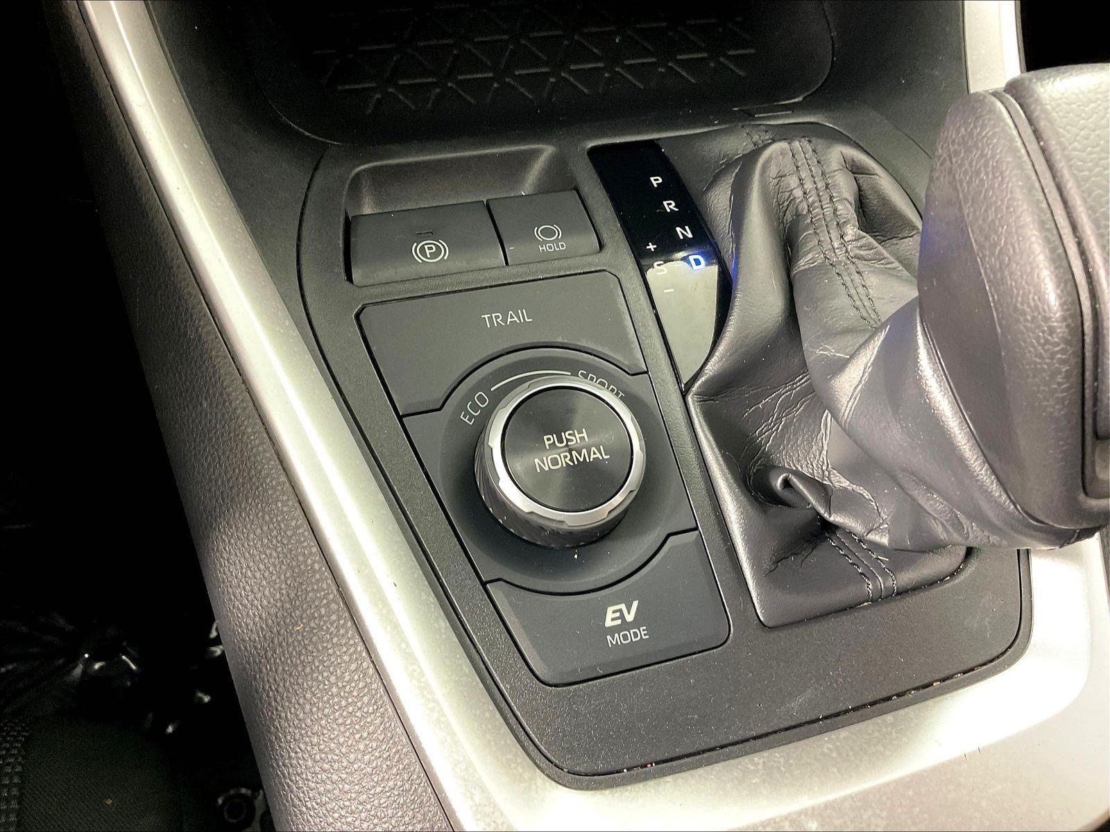 2019 Toyota RAV4 LE - Photo 36