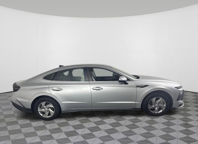 2025 Hyundai Sonata SE photo 2