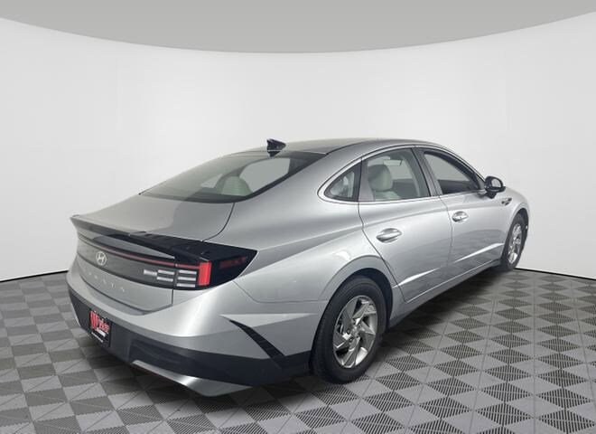 2025 Hyundai Sonata SE photo 3