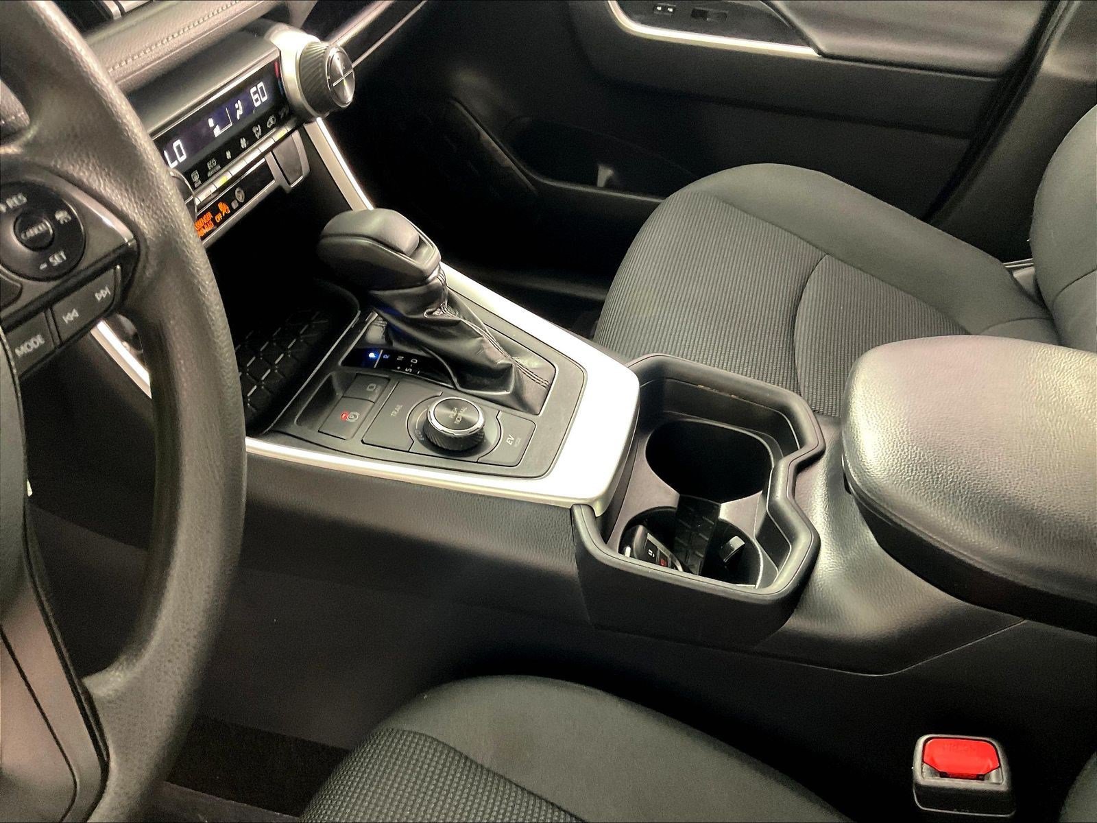2019 Toyota RAV4 LE - Photo 20