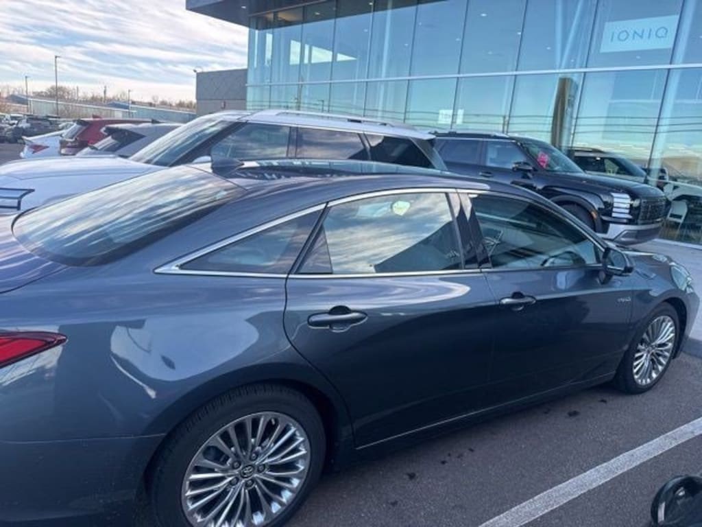 Used 2019 Toyota Avalon Hybrid Limited Sedan