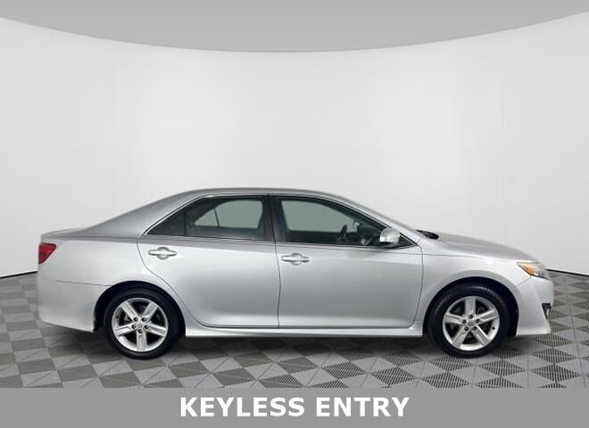 2014 Toyota Camry SE photo 2
