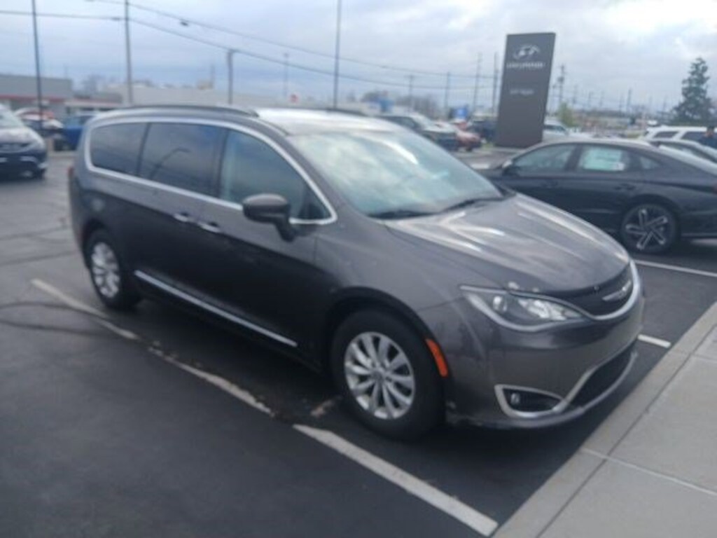Used 2017 Chrysler Pacifica Touring-L Van