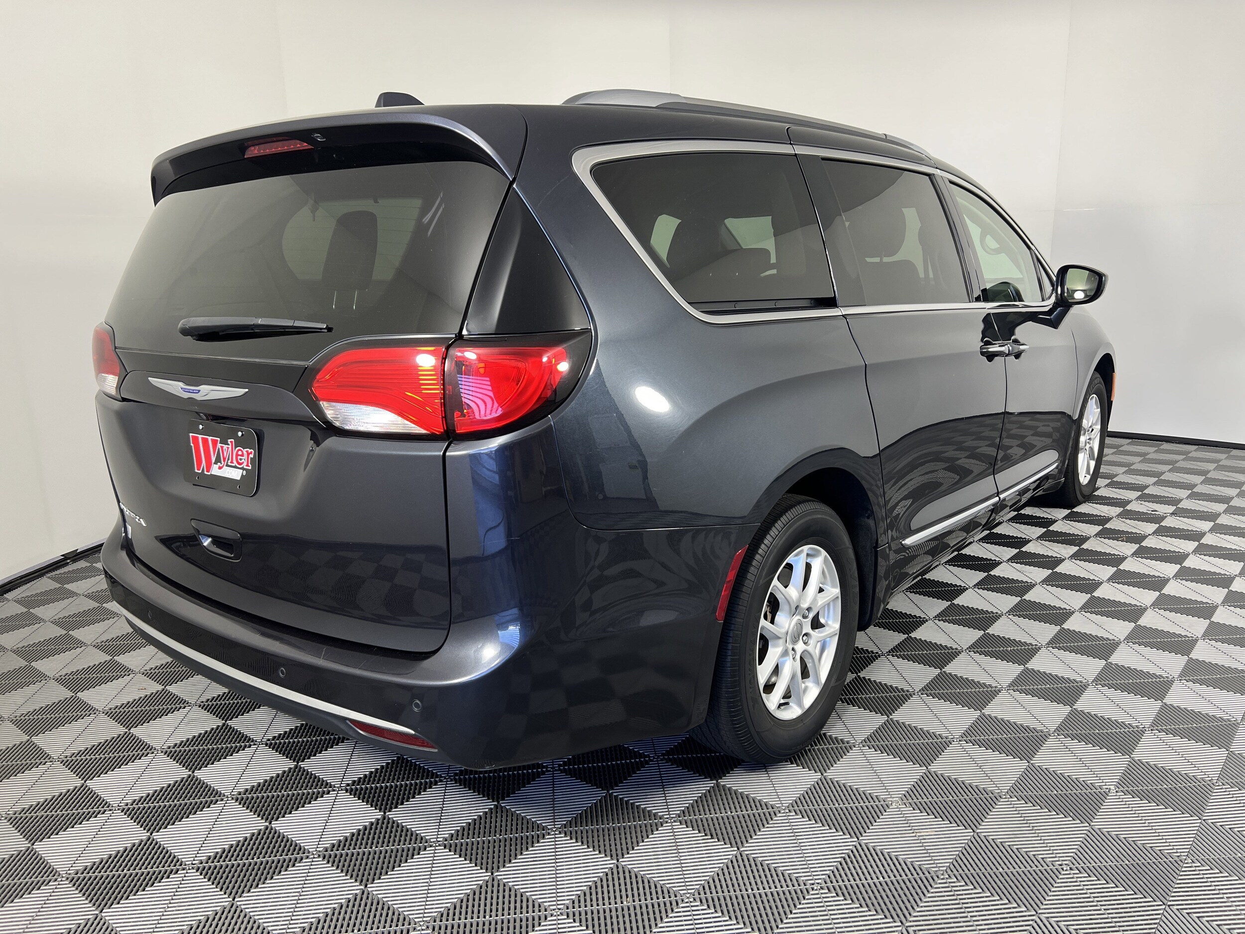 2020 Chrysler Pacifica Touring L photo 3