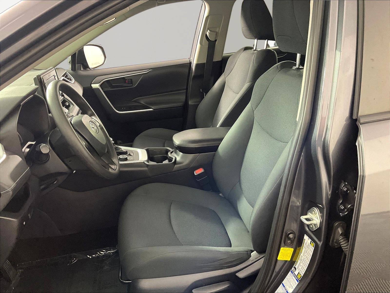 2019 Toyota RAV4 LE - Photo 22
