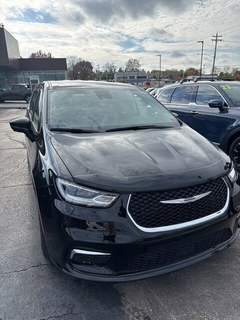 2024 Chrysler Pacifica Touring L photo 4