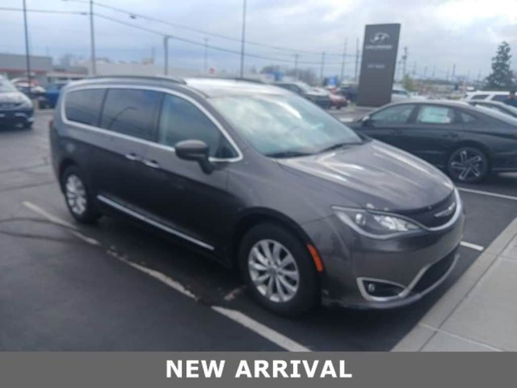 Used 2017 Chrysler Pacifica Touring-L Van