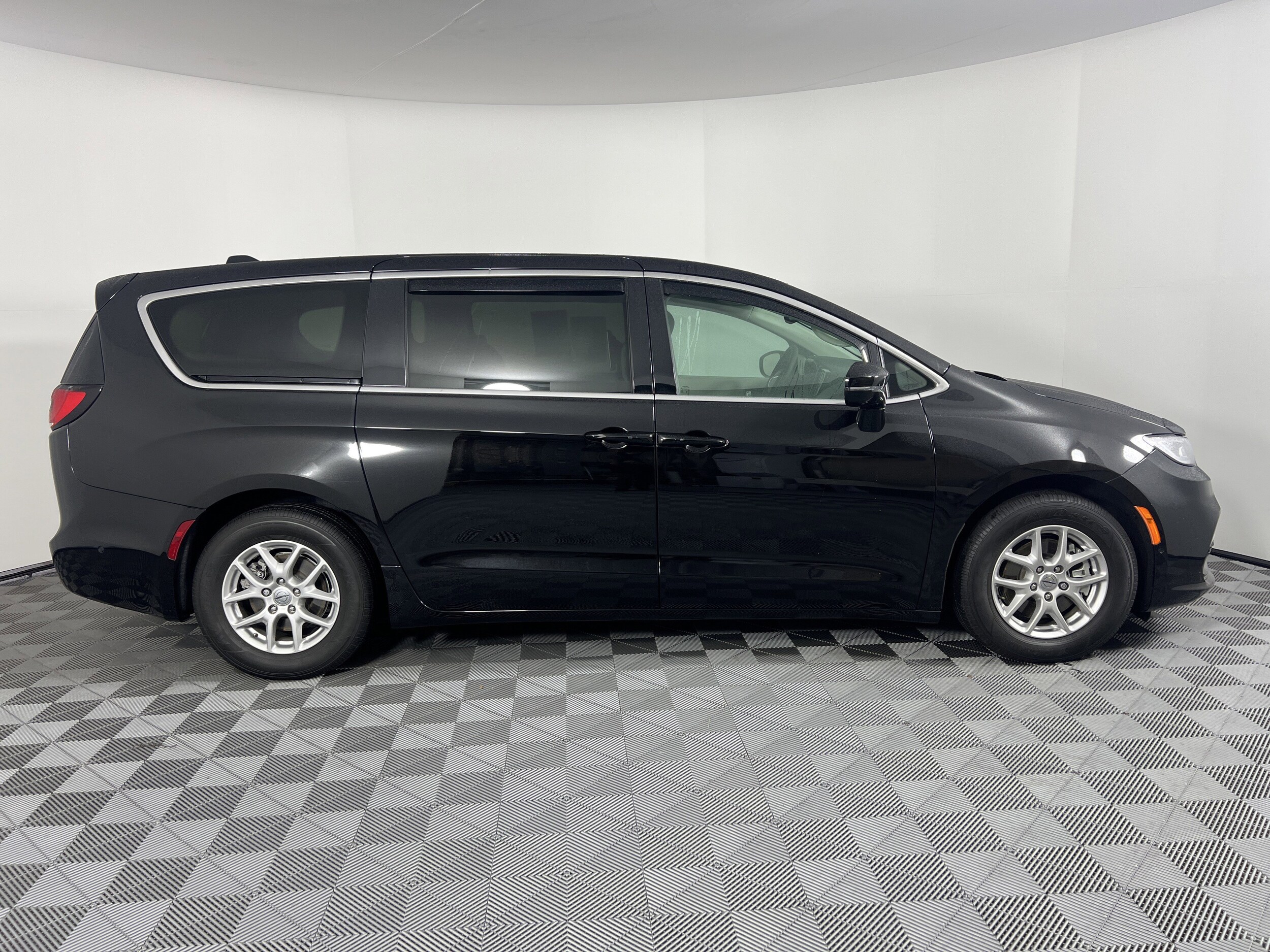 2024 Chrysler Pacifica Touring L photo 3