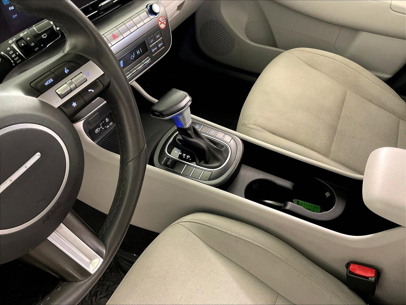 2025 Hyundai Kona SEL - Photo 17