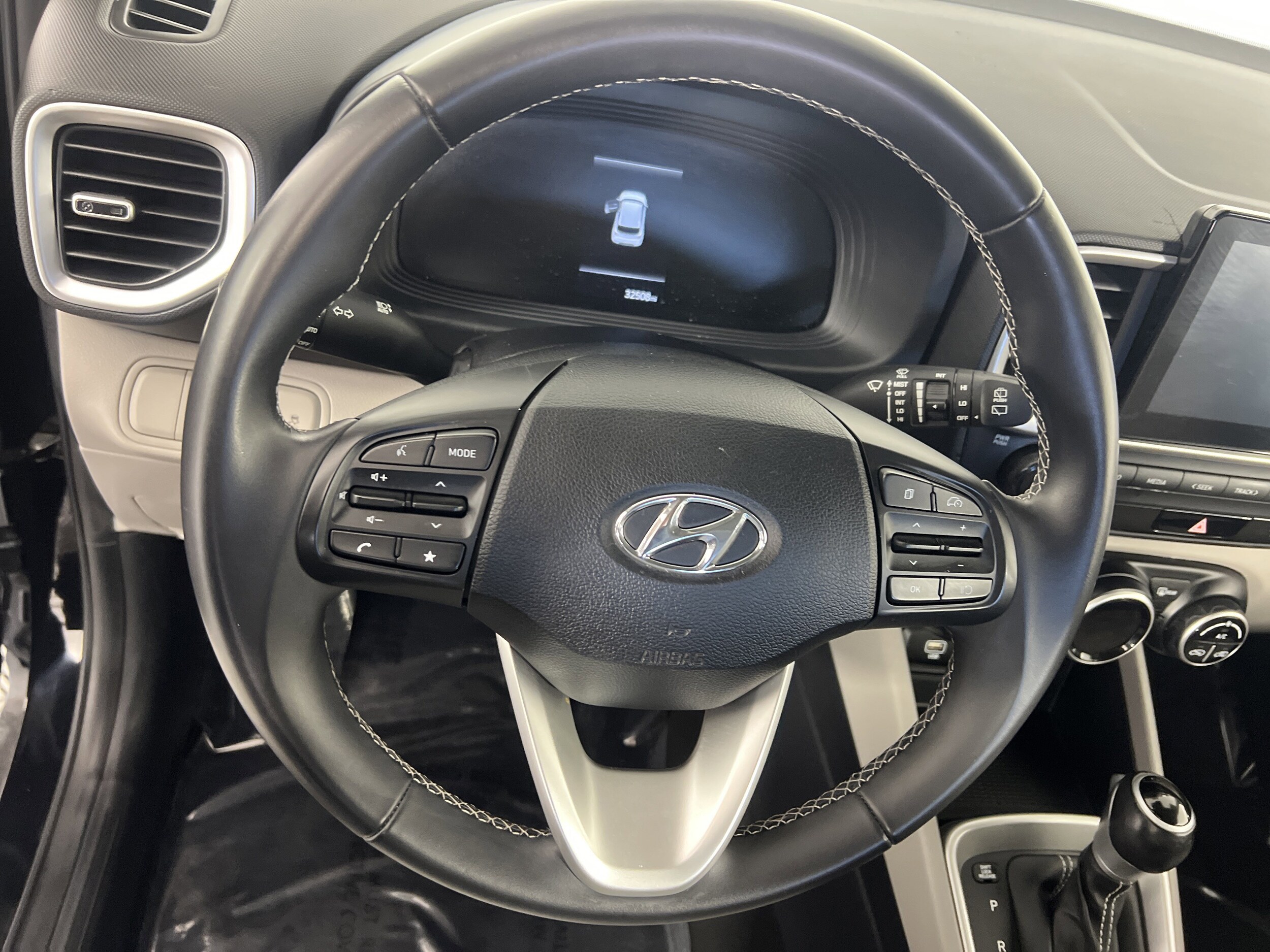 2023 Hyundai Venue SEL photo 4