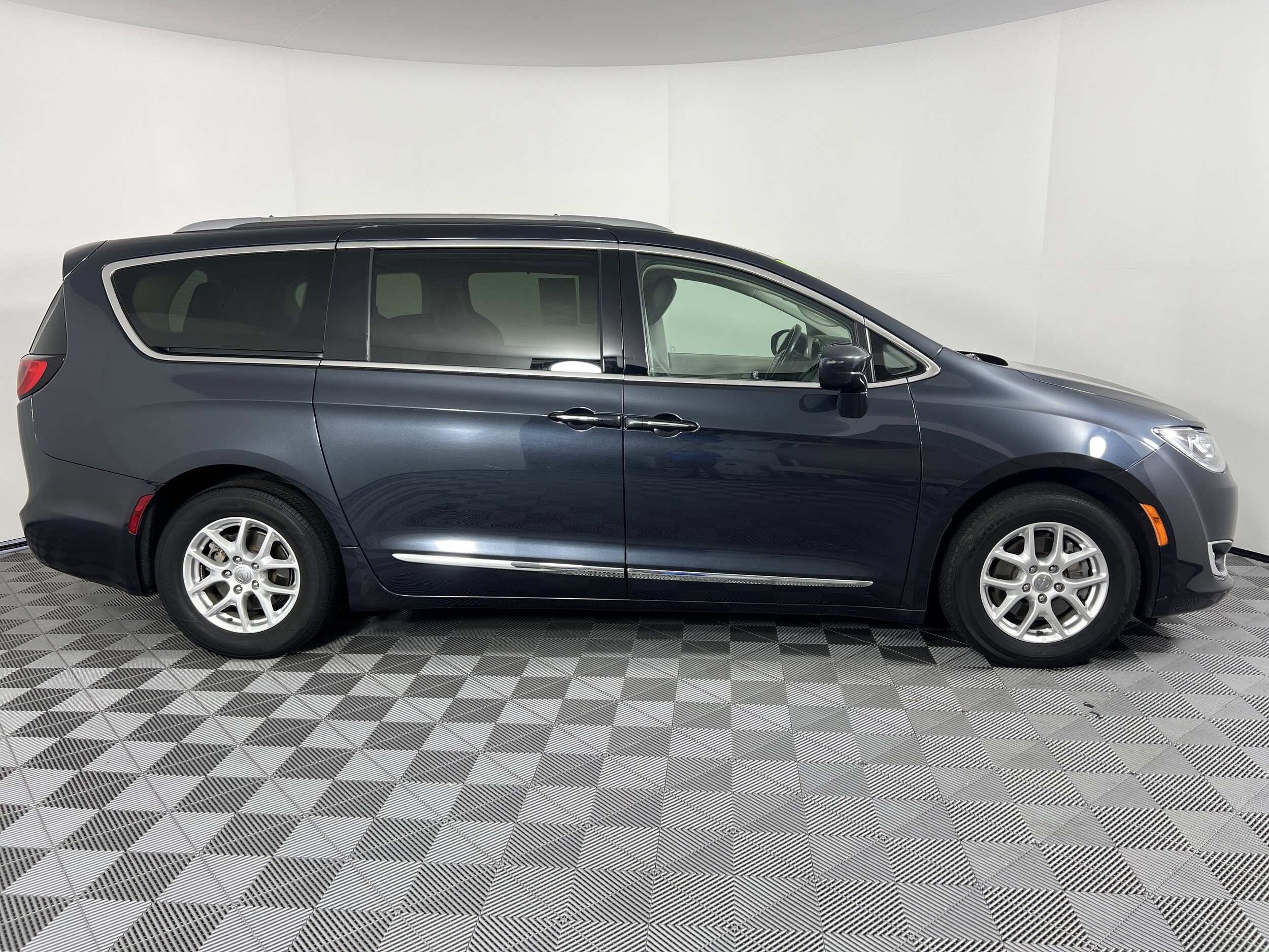 2020 Chrysler Pacifica Touring L photo 2