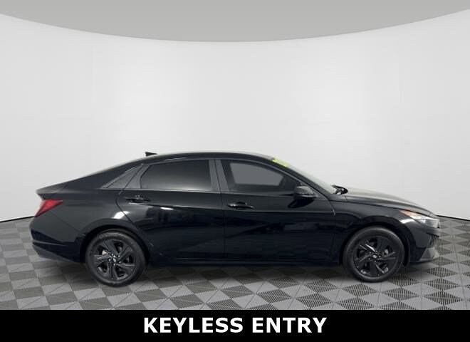 2023 Hyundai Elantra SEL photo 2