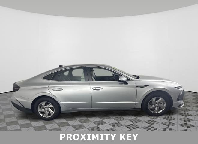 2025 Hyundai Sonata SE photo 2