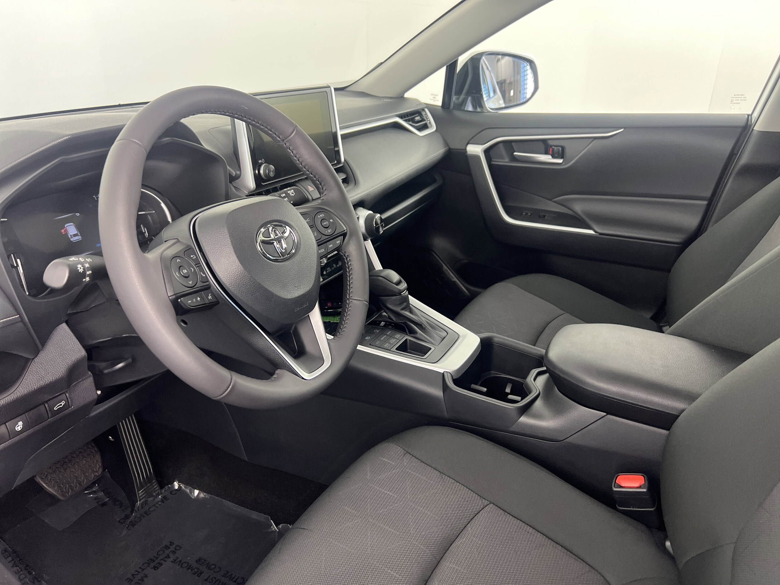 2024 Toyota RAV4 XLE photo 2