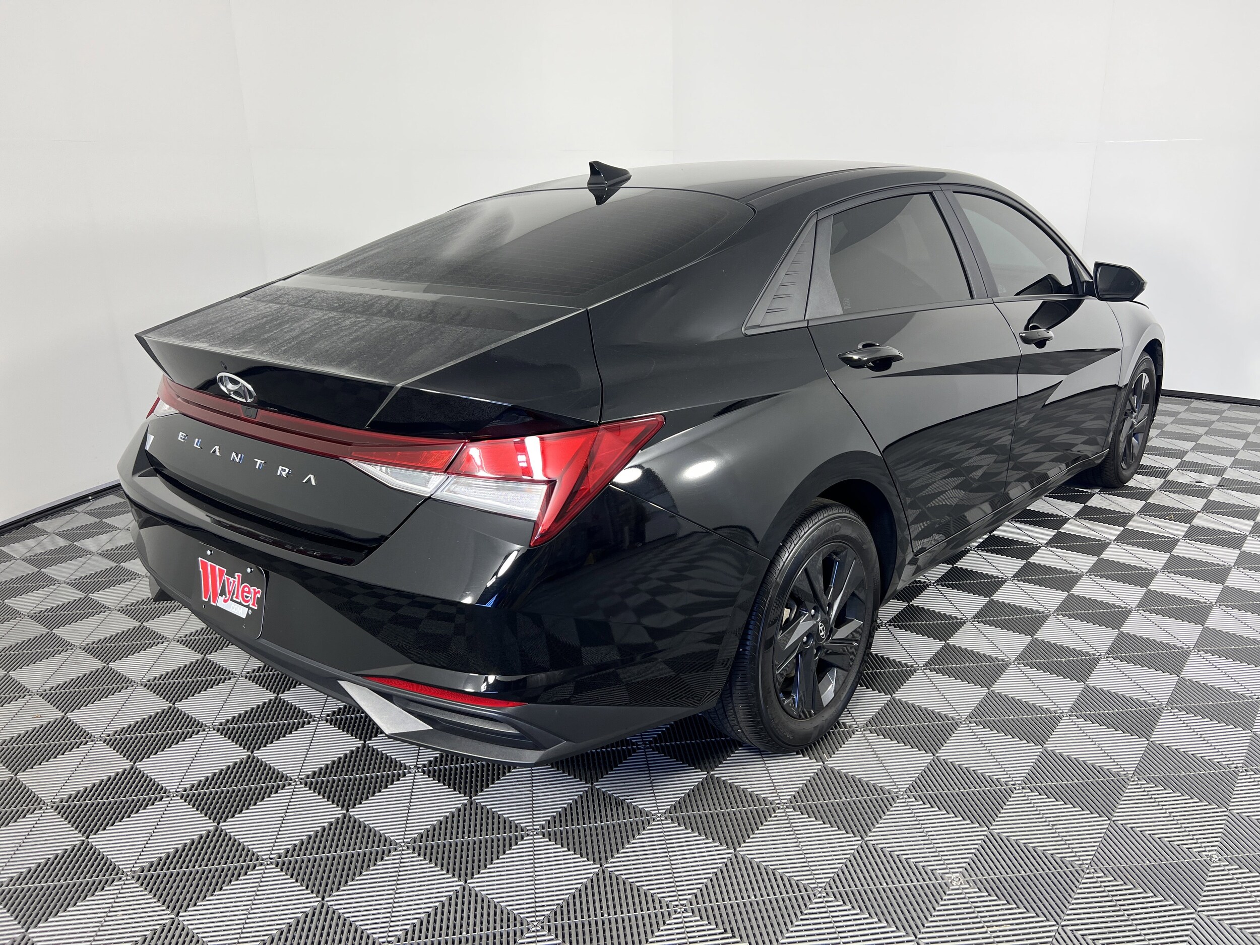 2023 Hyundai Elantra SEL photo 2