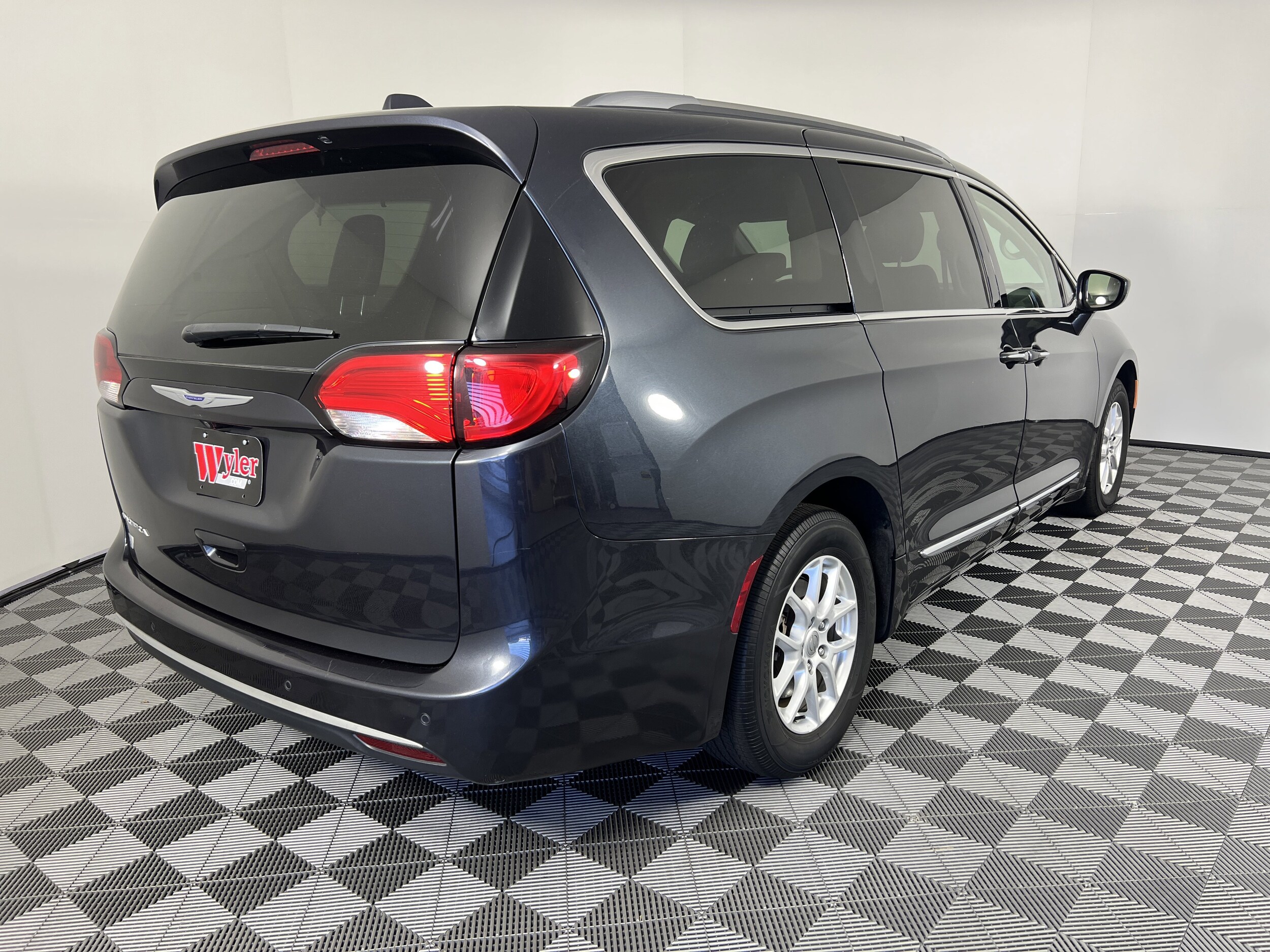 2020 Chrysler Pacifica Touring L photo 3