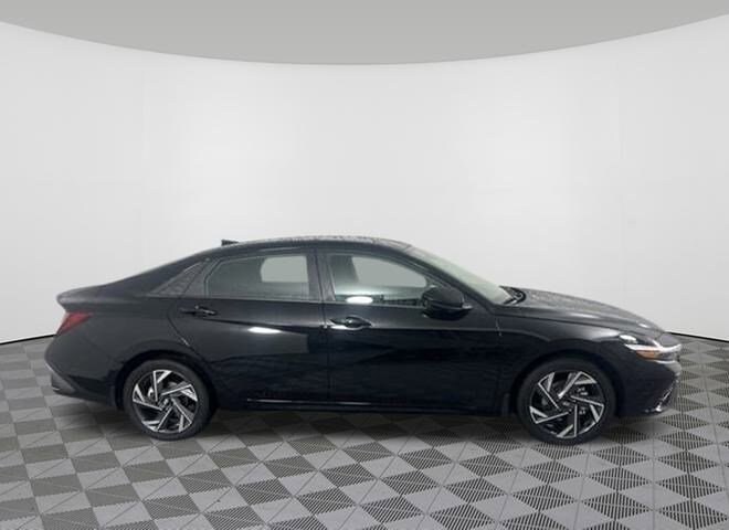 2025 Hyundai Elantra SEL Sport photo 2