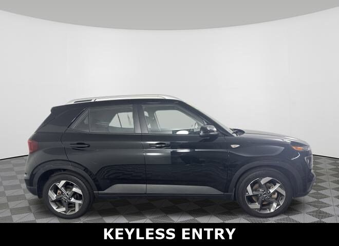 2022 Hyundai Venue SEL Limited photo 2