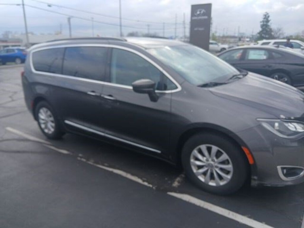 Used 2017 Chrysler Pacifica Touring-L Van