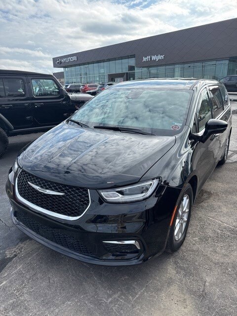 2024 Chrysler Pacifica Touring L photo 2