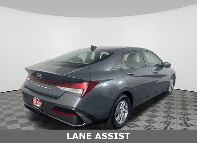 2025 Hyundai Elantra SE photo 2