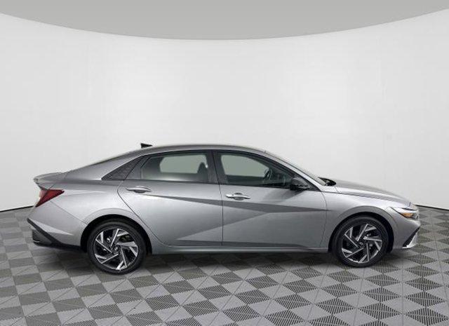 2025 Hyundai Elantra SEL Sport photo 2