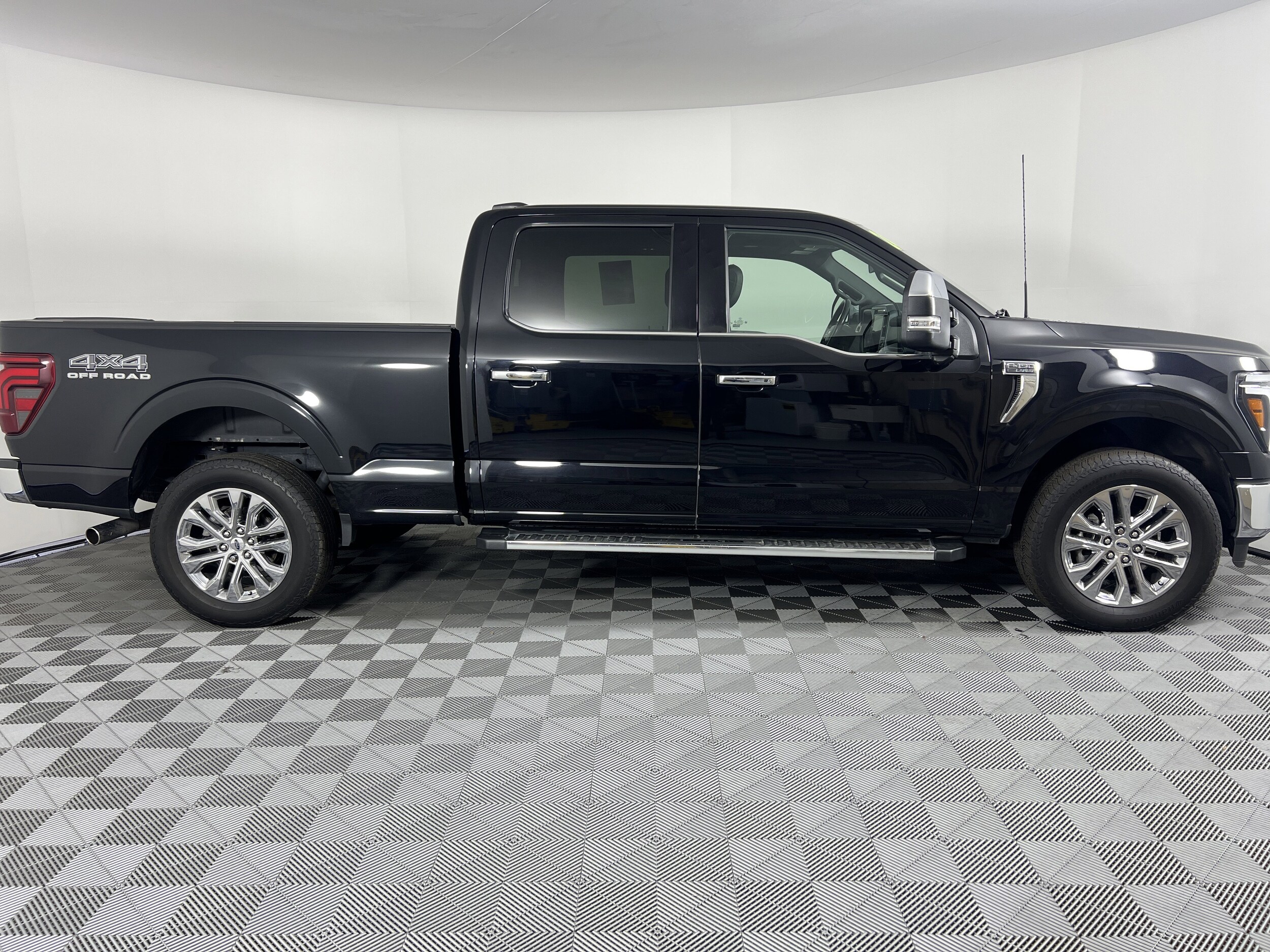2024 Ford F-150 Lariat photo 2