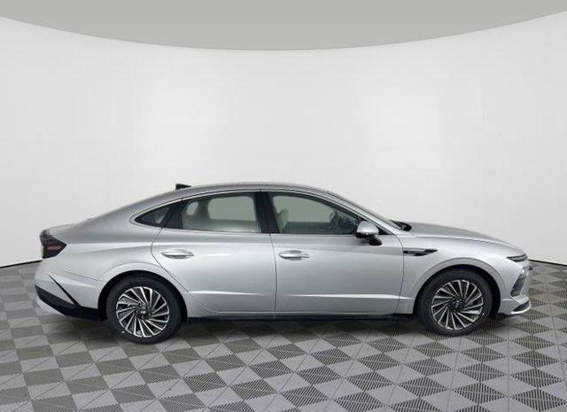 2025 Hyundai Sonata Hybrid SEL photo 2