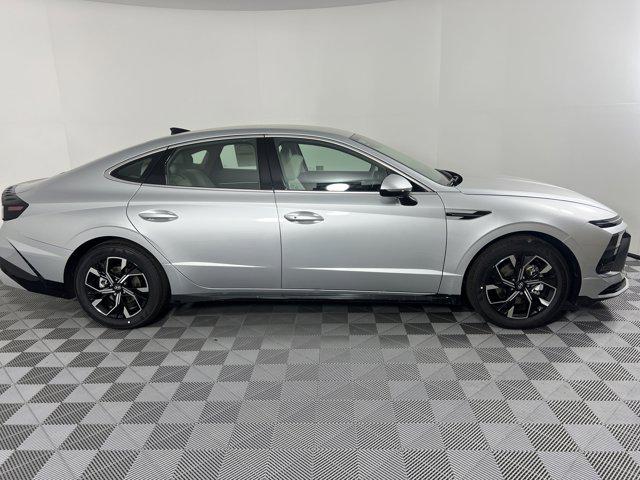 2025 Hyundai Sonata SEL photo 2