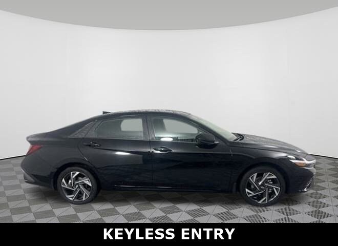 2025 Hyundai Elantra SEL Sport photo 2