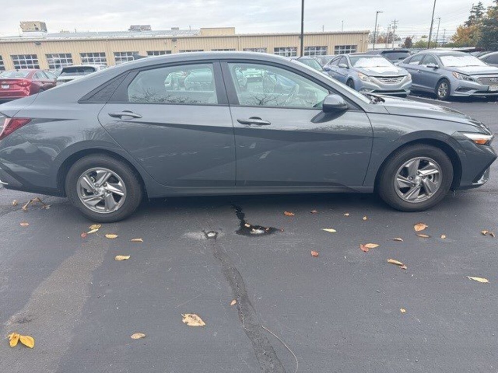 Used 2025 Hyundai Elantra SE Sedan