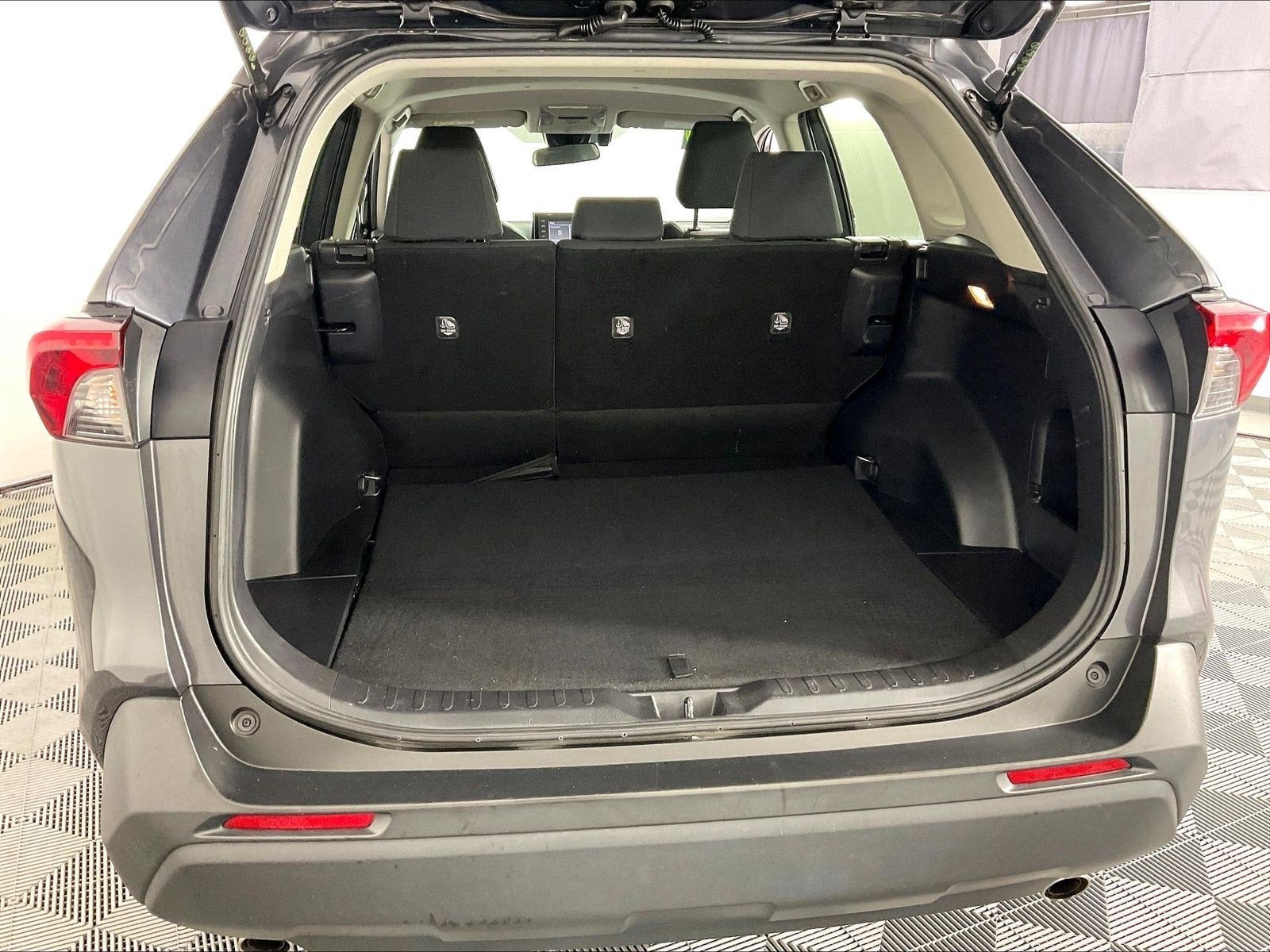 2019 Toyota RAV4 LE - Photo 29