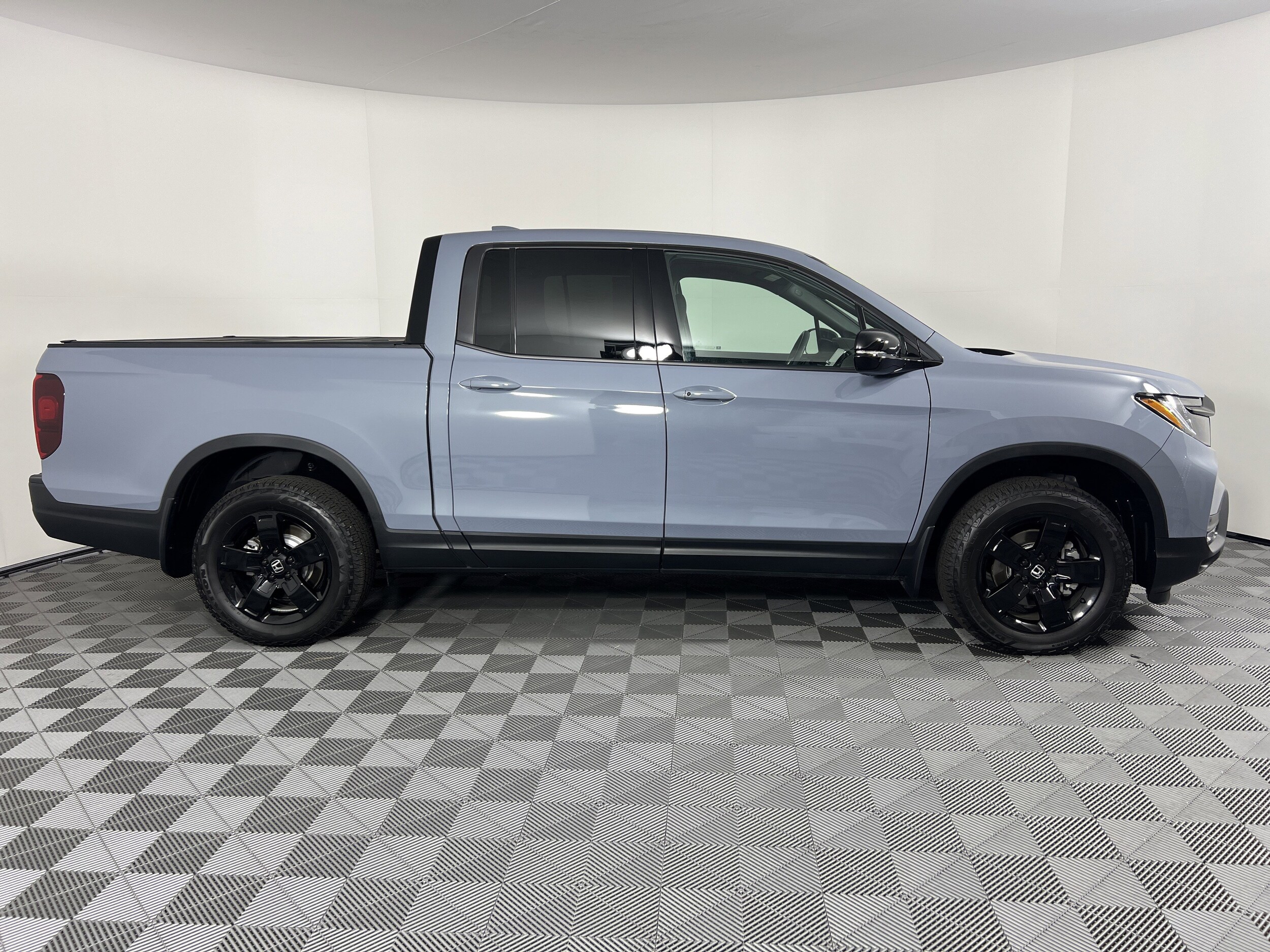 2025 Honda Ridgeline Black Edition photo 2
