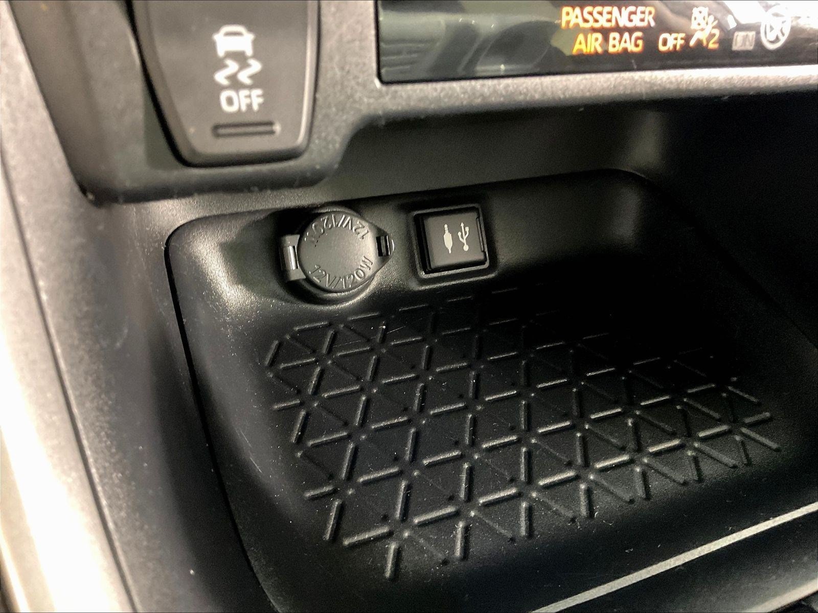 2019 Toyota RAV4 LE - Photo 18