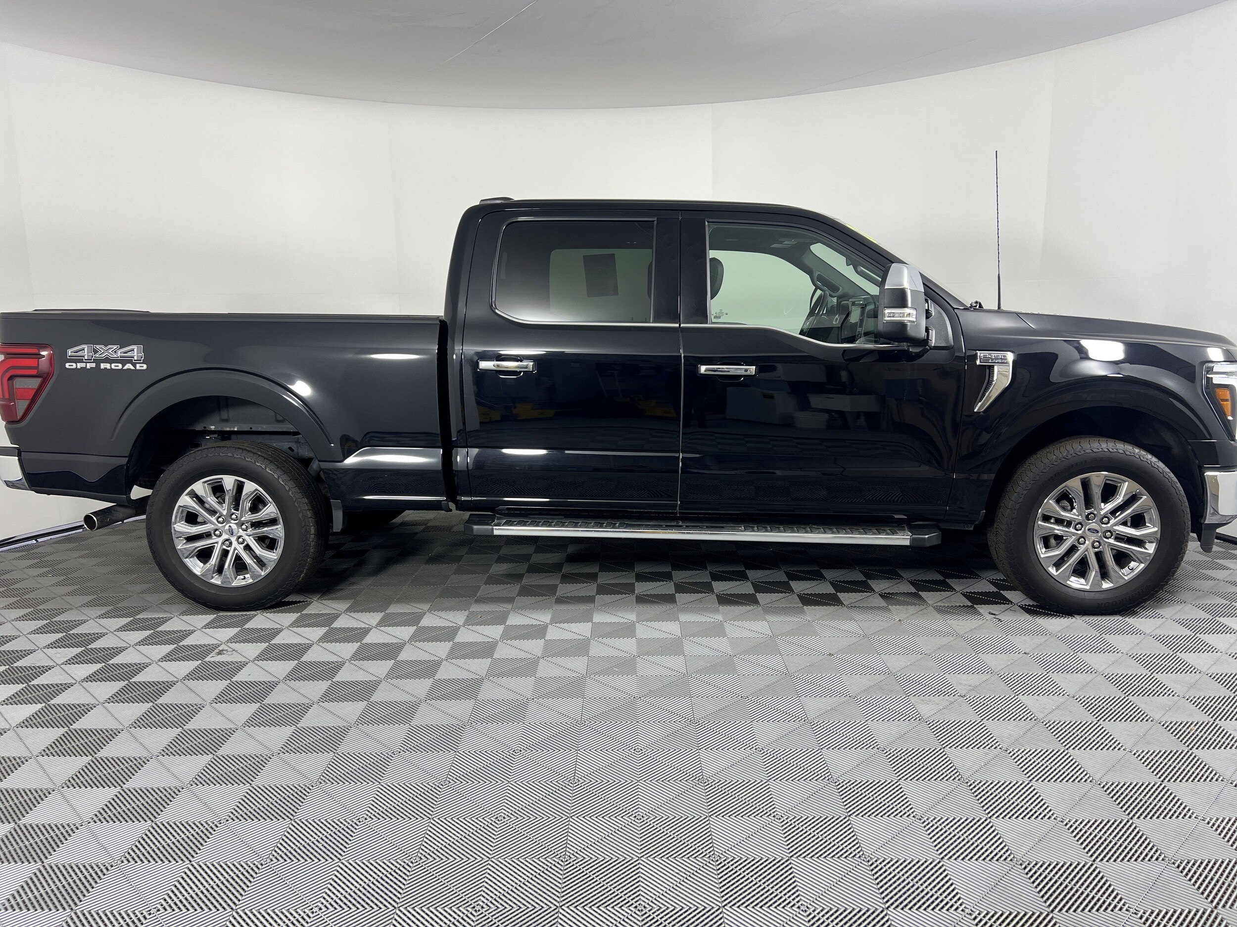 2024 Ford F-150 Lariat photo 2