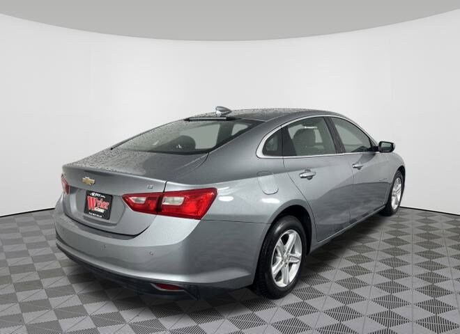 2024 Chevrolet Malibu 1LT photo 2