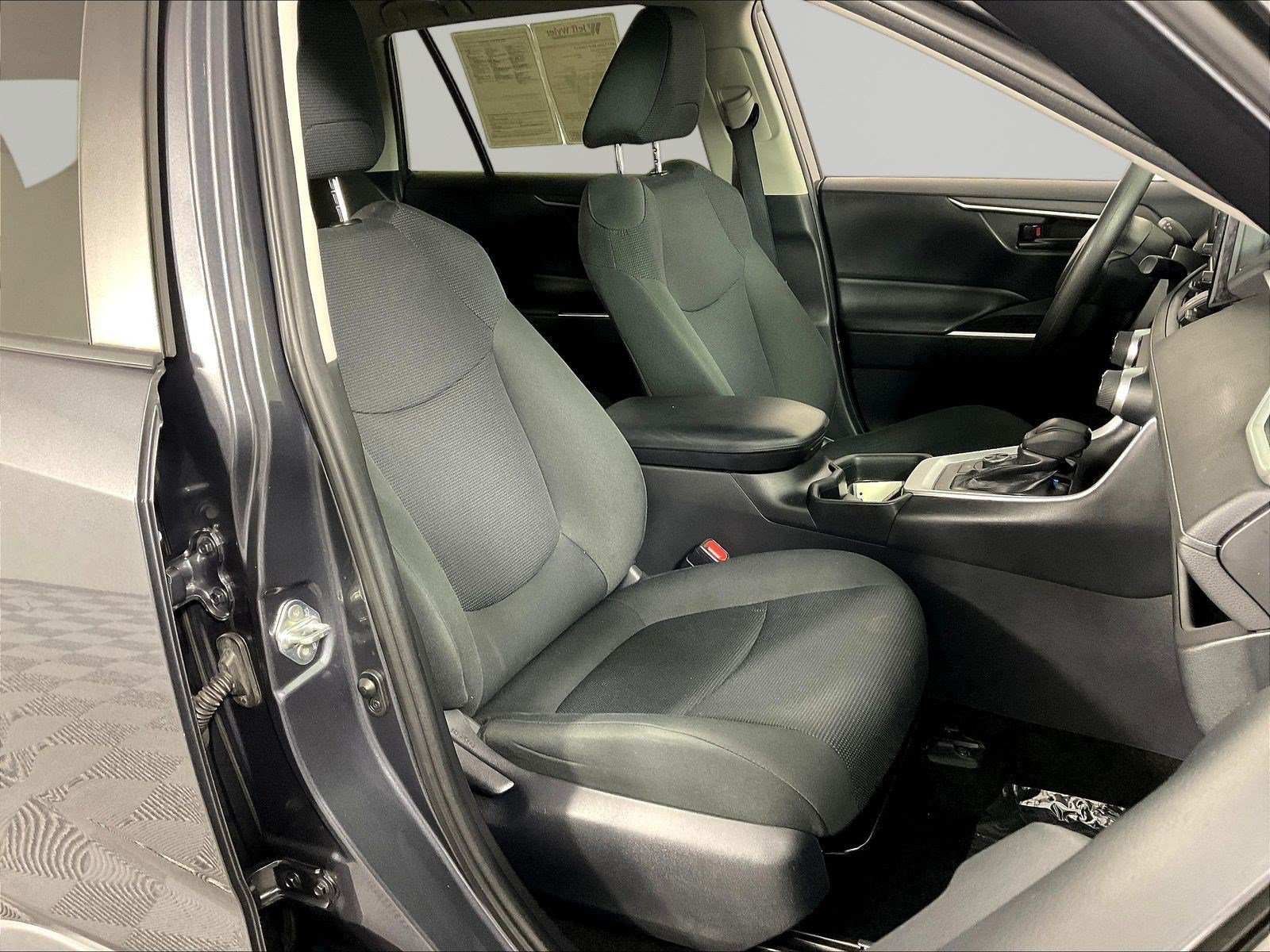 2019 Toyota RAV4 LE - Photo 28
