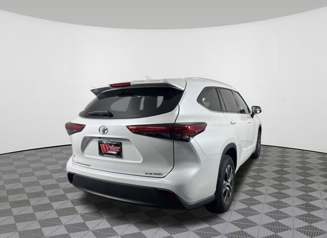 2024 Toyota RAV4 LE photo 3