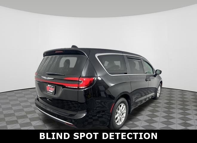 2024 Chrysler Pacifica Touring L photo 3